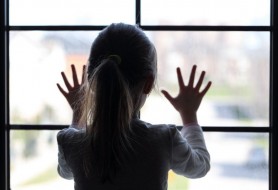 O mamă şi-a ucis fiica de patru ani, după ce a pus-o să stea timp de trei zile în picioare